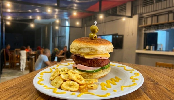 Hamburguesa con Q.Gouda y Jamón's foto | El Lago de Olí Bar Cafetería |  BizneCubano